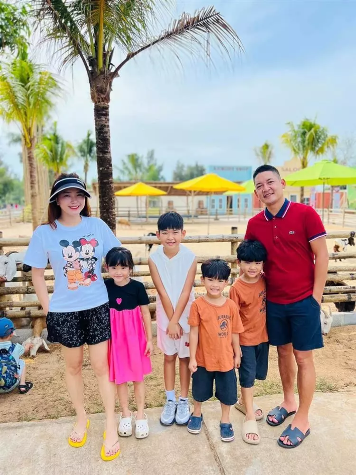 Nữ ca sĩ bày tỏ, khi quyết định rời xa showbiz và dành trọn thời gian cho gia đình, cô cũng có chút tiếc nuối. Tuy nhiên, cô cũng cảm nhận được sự bình yên và khẳng định gia đình nhỏ là niềm hạnh phúc xứng đáng nhất cô có được (Ảnh: Facebook nhân vật). Hải Băng sinh năm 1988, được biết đến khi là thành viên của nhóm nhạc Mây Trắng đình đám một thời. Năm 2010, cô tách nhóm, hoạt động độc lập. Nữ ca sĩ từng sở hữu nhiều bản hit như: Hạc Giấy, Viên Đá Nhỏ, Cho Tôi Quên... Ngoài ca hát, Hải Băng còn tham gia các bộ phim như: Hạnh Phúc Quanh Đây, Bão Mùa Hè, Tình Là Dây Oan, Canh Bạc Cuộc Đời... Năm 2016, nữ ca sĩ đính hôn với diễn viên Thành Đạt. Đến nay, cặp đôi đã có 3 con chung, nhưng vẫn chưa tổ chức lễ cưới.