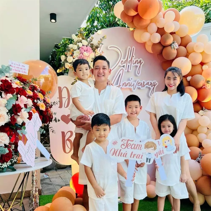 Hải Băng cũng dành nhiều sự quan tâm và yêu thương con riêng của chồng.