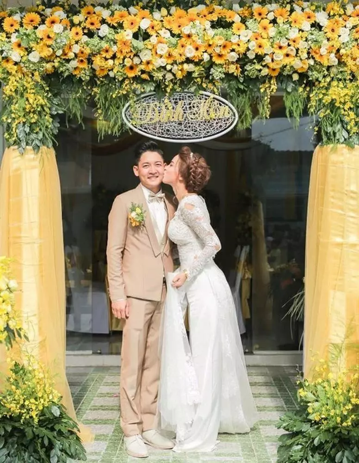 Sau thời gian thăng hoa trong sự nghiệp, năm 2016, Hải Băng đính hôn cùng diễn viên Thành Đạt và liên tiếp sinh 2 con.