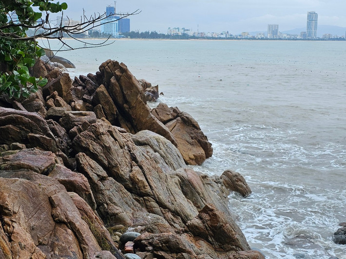Bãi tắm Hoàng Hậu còn gọi là bãi Trứng, nằm trong khu du lịch Ghềnh Ráng - Tiên Sa, cách trung tâm TP Quy Nhơn khoảng 2 km về hướng đông nam.