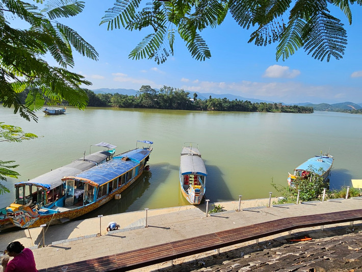 Vì thế không phải ngẫu nhiên mà nhiều nhà nghiên cứu về văn hóa Huế đã nhận xét rằng, Huế là một bài thơ kiệt tác về kiến trúc đô thị, là một thành phố độc quyền giữ trong mình những kho tàng vô giá, một nhà bảo tàng kì lạ của nền văn hoá vật chất và tinh thần của Việt Nam.