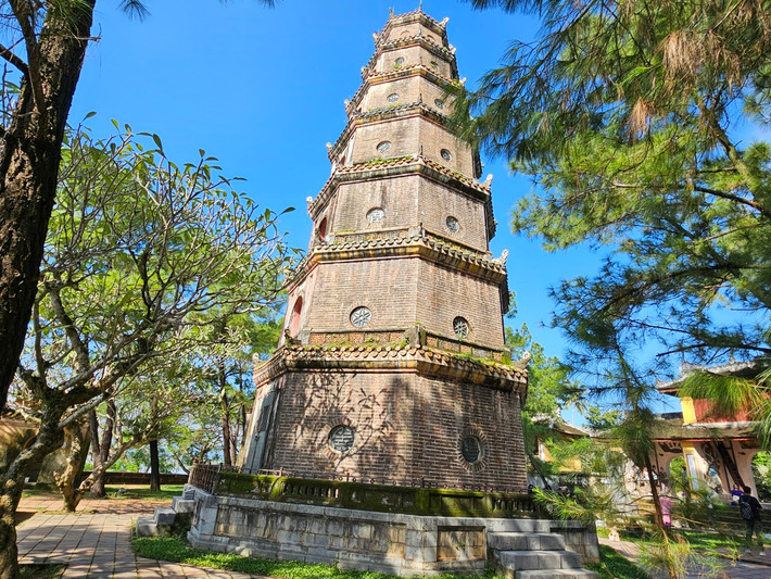 Lịch sử đã tạo nên Huế, một vùng đất đặc biệt riêng có của Việt Nam. Và chùa Thiên Mụ được ví như “linh hồn” của mảnh đất này.