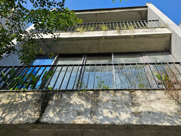 Mặt tiền "ăn ảnh" năm nào giờ hoang tàn đến khó tin.