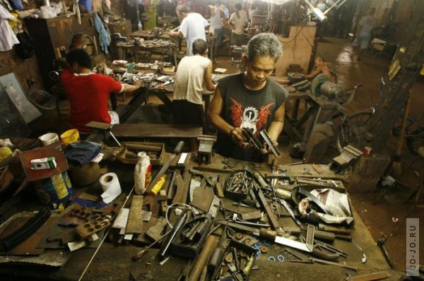 Những người làm việc trong các xưởng sản xuất vũ khí bao gồm đủ mọi lứa tuổi. Nguồn ảnh: Jojo.