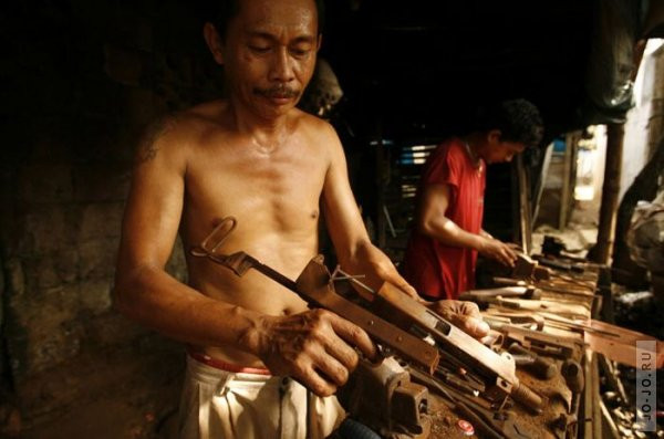 Những khẩu súng cũ, hỏng được chính quân đội Philippines tuồn ra ngoài được đưa đến đây để dỡ xác, chế tạo lại. Nguồn ảnh: Jojo.