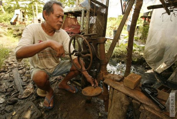 Máy móc công nghiệp cỡ nhỏ được đặt rải rác đầy dẫy trong nhà. Người dân không có bất cứ một bảo hộ lao động nào khi làm việc. Nguồn ảnh: Jojo.