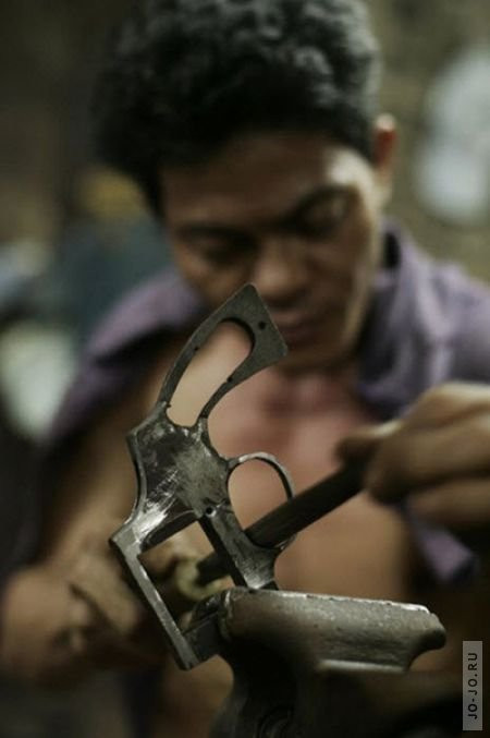 Tỉ mỉ tạo hình từng chi tiết bằng tay. Giống như mọi làng nghề khác trên thế giới, những người già trong làng nghề truyền thống làm vũ khí ở Philippines luôn truyền lại kinh nghiệm, kỹ năng của mình cho thế hệ kế cận. Nguồn ảnh: Jojo.