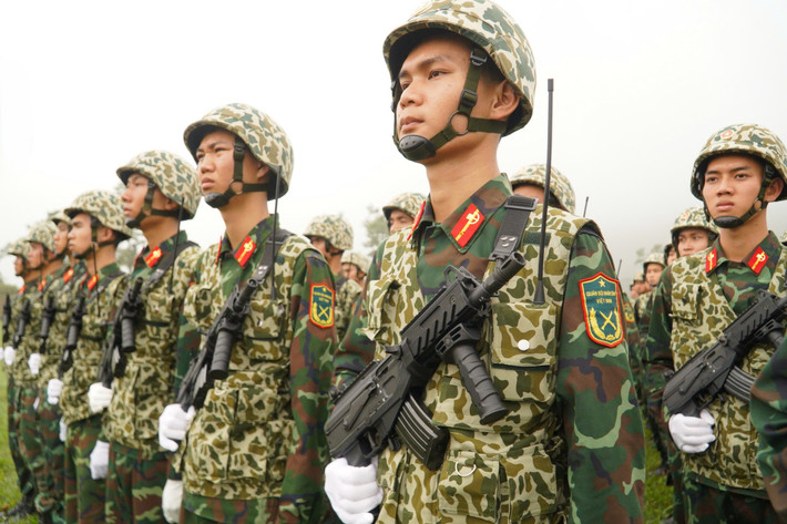 Một phiên bản carbine của STV380 của STV 022 với thiết kế gần giống STV 215 nhưng không có báng súng. Đây cũng là biến thể nhỏ gọn nhất trong dòng súng STV.