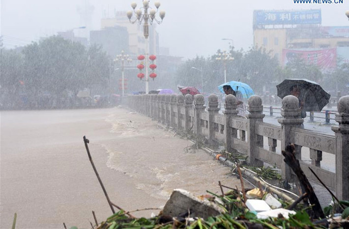 Nước dâng cao trên sông Wenlan, Lincheng khi bão về.