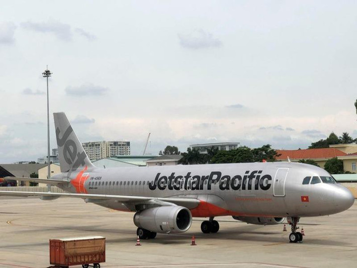 2. Jetstar Pacific Airlines bán vé vượt số ghế trên máy bay: Cục Hàng không Việt Nam vừa có văn bản khuyến cáo lần thứ nhất đối với Pacific Airlines (Jetstar) về việc thực hiện không đầy đủ trách nhiệm của hãng hàng không. Nhà chức trách yêu cầu hãng Pacific Airlines tổ chức kiểm điểm rút kinh nghiệm và xử lý kỷ luật phù hợp với các cá nhân để xảy ra việc mở bán vé chuyến bay BL245 Hà Nội – Đà Lạt vượt quá số ghế trên máy bay.