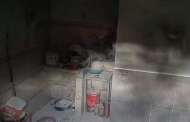 Trước đó, hồi đầu tháng 7/2020, do ghen tuông bà N. vợ ông Đ.N.T. (46 tuổi, quê Sóc Trăng, ngụ tại quận Bình Tân, TP.HCM) đã phóng hỏa đốt nhà khiến ông T. và con gái (chị N. 23 tuổi, con gái riêng ông T.) bị bỏng. Sau vụ phóng hỏa, bà N. đến cơ quan công an đầu thú. Đồng thời bà N. khai nhận nguyên nhân phóng hỏa do ghen tuông nên tưới xăng đốt chồng.