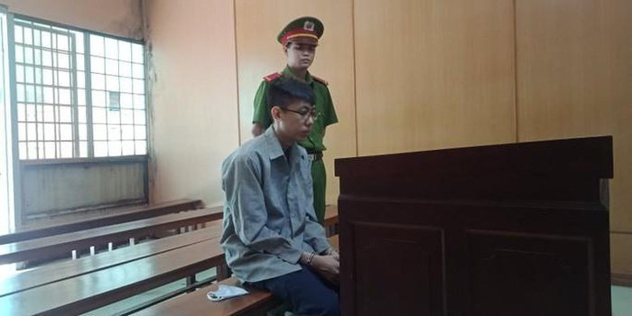 6. Giết cô ruột vì nhớ lại bị la mắng: TAND TPHCM xử sở thẩm đã tuyên phạt bị cáo Trung Kim Phong (SN 1996, ngụ quận 8, TP HCM) mức án chung thân về tội "Giết người". Tại tòa, Phong khai nhận, sống cùng cô ruột từ nhỏ nhưng hay bị cô la lắng. Chiều 27/4/2019, nhớ lại chuyện trước đây cô la mắng mình nên Phong cầm búa tiến hành hung cô đến tử vong. Sau khi gây án, kẻ thủ ác điện thoại cho Công an TP HCM trình báo sự việc.