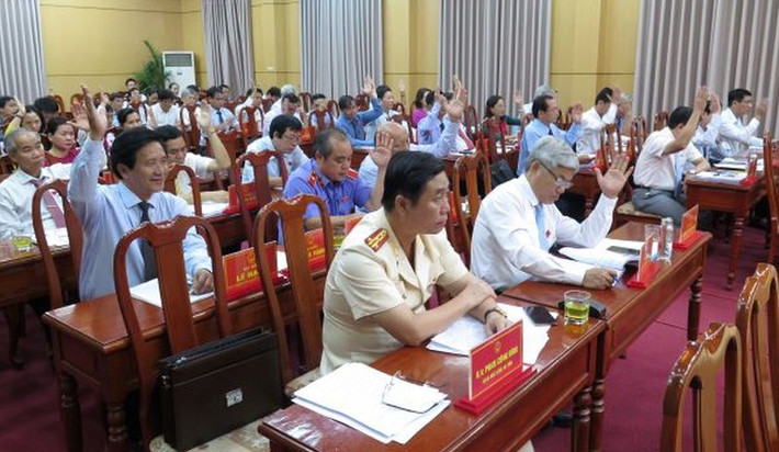 Theo quy định của Luật Tổ chức chính quyền địa phương, HĐND tỉnh Quảng Ngãi thực hiện việc miễn nhiệm chức danh Chủ tịch UBND tỉnh đối với ông Trần Ngọc Căng để nghỉ hưởng chế độ hưu trí. Thường trực HĐND tỉnh sẽ phải hoàn tất các thủ tục trình Thủ tướng Chính phủ phê chuẩn theo quy định của pháp luật.