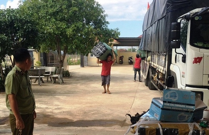 5. Tạm giữ hơn 70.000 khẩu trang không nguồn gốc: Đội Quản lý thị trường số 1 đã kiểm tra ôtô tải biển số TP HCM đang đỗ để bỏ hàng cho đại lý trên quốc lộ 1A, tại phường Bồng Sơn, thị xã Hoài Nhơn, tỉnh Bình Định. Xe do một tài xế quê Quảng Ngãi điều khiển. Sau khi kiểm đếm cho thấy, có 70.500 chiếc khẩu trang vi phạm về ghi nhãn hàng hóa, không có hóa đơn, chứng từ chứng minh nguồn gốc.