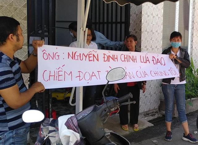 7. Bắt giám đốc Công ty Bất động sản Rồng Đất: Công an tỉnh Đồng Nai ra quyết định khởi tố, bắt tạm giam 4 tháng đối với Nguyễn Đình Chính, Giám đốc Công ty bất động sản Rồng Đất với cáo buộc lừa đảo nhiều người mua dự án “ma”. Ông Chính (SN 1988, ngụ xã Phước Tân, TP Biên Hoà) được xác định lừa ít nhất 40 nạn nhân ký hợp đồng với tổng trị giá gần 44,2 tỷ đồng.