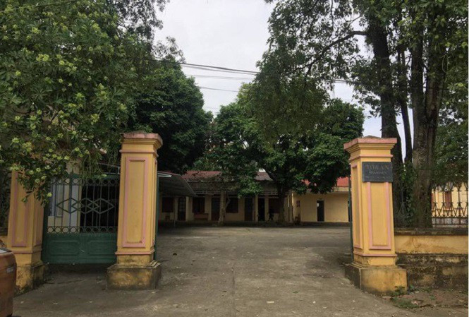 4. Truy tố chánh văn phòng TAND trốn truy nã 30 năm trước: Viện KSND tỉnh Hòa Bình ra cáo trạng truy tố Nguyễn Quang Huy (SN 1973) – nguyên Chánh văn phòng TAND huyện Cao Phong (Hòa Bình) vì tội của 30 năm trước. Năm 1992, Huy cùng người khác gây ra 3 vụ trộm cắp tại Nhà máy Thủy điện Hòa Bình làm mất 360 lít dầu thủy lực đặc chủng trong Nhà máy Thủy điện Hòa Bình. Huy trốn khỏi nơi cư trú và thi đỗ công chức để vào làm việc trong ngành tòa án.