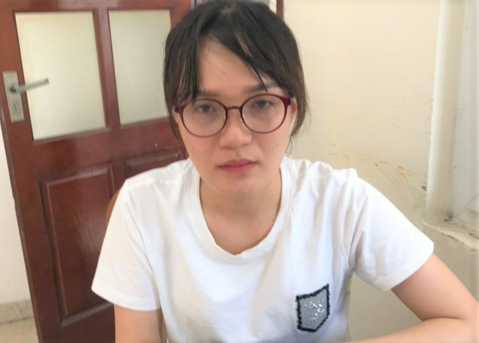 7. Bắt nữ quái xinh đẹp lừa đảo chiếm đoạt tài sản: Công an Thanh Hóa bắt được "nữ quái" Hoàng Thị Cúc (SN 1986; ngụ xã Thiệu Vân, TP Thanh Hóa) là đối tượng bị truy nã về tội "Lừa đảo chiếm đoạt tài sản công dân". Cúc là cô gái có khuôn mặt xinh đẹp, ưa nhìn đã bị TAND TP Hà Nội xử 16 năm tù. Tuy nhiên, sau khi gây án tại TP Hà Nội, Hoàng Thị Cúc đã bỏ trốn và Cơ quan CSĐT Công an TP Hà Nội đã ra lệnh truy nã đặc biệt đối với cô gái này.