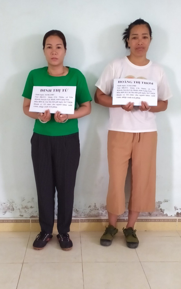 5. Khởi tố 2 phụ nữ Việt đưa 9 người Trung Quốc nhập cảnh trái phép:Thiếu tá Lý Văn Tý, đồn phó Đồn Biên phòng Chi Ma, huyện Lộc Bình, Lạng Sơn cho biết đang hoàn tất hồ sơ, khởi tố hình sự với Hoàng Thị Thơm (sinh năm 1980) và Đinh Thị Từ (sinh năm 1983), cùng trú tại thôn Cốc Nhãn, xã Yên Khoái, huyện Lộc Bình, Lạng Sơn về hành vi đưa 9 người Trung Quốc xuất nhập cảnh trái phép vào Việt Nam từ ngày 20-24/7.