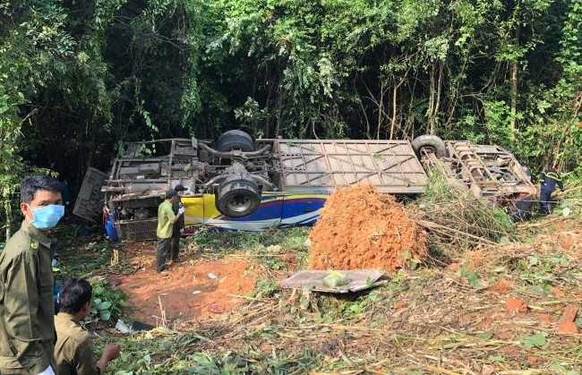 6. Bắt giam tài xế xe khách lao xuống vực: Công an tỉnh Kon Tum bắt tạm giam tài xế Mai Hải Nam (39 tuổi, trú huyện Ngọc Lặc, tỉnh Thanh Hóa) vì hành vi vi phạm quy định về tham gia giao thông đường bộ. Tài xế Nam là người lái xe khách 48 chỗ của nhà xe Minh Thắng theo hướng Bắc vào Nam bị lao xuống vực sâu khoảng 20m và gãy đôi. Lúc xảy ra tai nạn, trên xe chở khoảng 38 người, trong đó có 6 trẻ em, khiến 6 người chết.