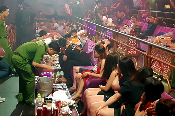 7. Bắt chủ và quản lý bar chứa dân “bay”: Công an huyện Trảng Bom (Đồng Nai) bắt tạm giam 4 tháng đối với Nguyễn Tiến Long (61 tuổi) về tội chứa chấp việc sử dụng trái phép chất ma túy. Long là chủ quán bar Romance trên địa bàn. Cùng bị khởi tố, bắt tạm giam 4 tháng với Long còn có 3 quản lý của quán. Trước đó, Công an huyện này đột kích quán bar Romance, phát hiện hàng trăm nam, nữ đang lắc lư, nhiều người đang phê ma túy.