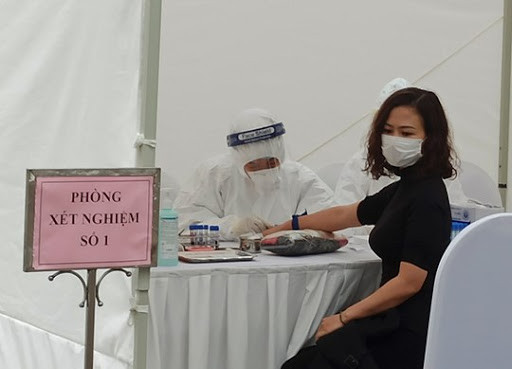 "Không thể cùng một lúc đi xét nghiệm nên chúng tôi đã khuyến cáo như vậy. Mong người dân ý thức được điều này. Lực lượng y tế cũng đang rất lo. Người từ Đà Nẵng về rất đông, nếu không tự cách ly mà đổ đến các điểm xét nghiệm lại tập trung đông người, tăng nguy cơ" - ông Tuấn nói.