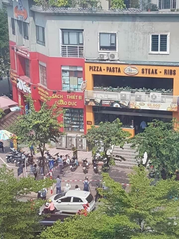Hiện lực lượng công an và cán bộ y tế đang phong tỏa và phun khử khuẩn toàn bộ khu vực quán pizza Al Fresco's trên phố Trần Thái Tông (Cầu Giấy, Hà Nội) khi có thông tin một nam nhân viên đi du lịch Đà Nẵng về có các triệu chứng ho, sốt nhẹ.