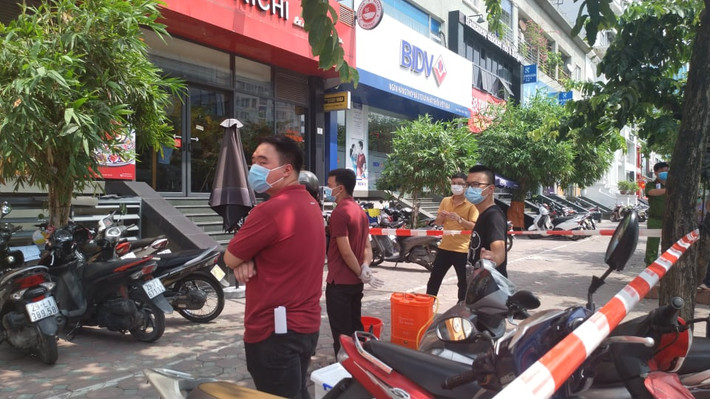 Thông tin ban đầu cho biết, một nam nhân viên của quán đi du lịch Đà Nẵngcùng gia đình (khoảng 29 người) từ ngày 12 đến 15/7 vừa qua. Sau khi về, ngày 23/7, nhân viên này có các biểu hiện như sốt nhẹ, ho có đờm đặc.