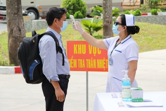 Liên quan đến việc xét nghiệm cho các trường hợp trở về từ Đà Nẵng, ông Tuấn cho biết, thành phố đã khuyến cáo những người nay nên tự cách ly tại nhà, nếu có biểu hiện thì thông báo đến cơ quan chức năng để xét nghiệm.