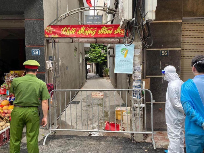 Cũng trong sáng nay, Cơ quan chức năng đã tiến hành phong tỏa khu vực ngõ 230/26 Mễ Trì Thượng (phường Mễ Trì, quận Nam Từ Liêm, Hà Nội) do phát hiện một trường hợp nghi nhiễm COVID-19.