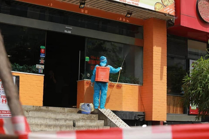Sau khi phát hiện Đà Nẵng có các ca nhiễm, ngày 28/7, nam nhân viên đã đến khám tại Bệnh viện Bệnh Nhiệt đới Trung ương và được hướng dẫn nhập viện cách ly.