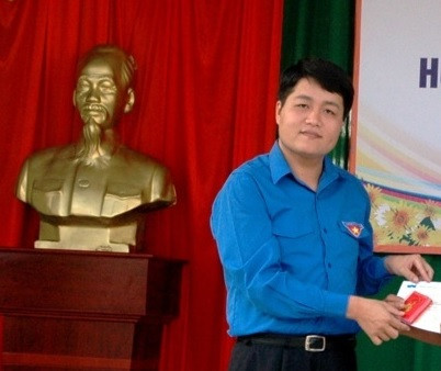 Ông Nguyễn Nhân Chinh sinh năm 1984, năm nay 36 tuổi, quê xã Tân Chi, huyện Tiên Du, tỉnh Bắc Ninh. Ông tốt nghiệp đại học chuyên ngành cờ vua; thạc sĩ quản lý giáo dục. Ông vào Đảng năm 2011.