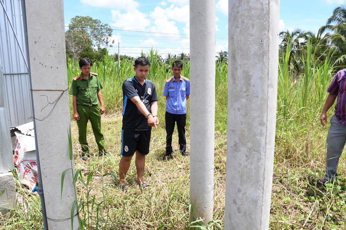 2. Nam thanh niên 18 tuổi cướp và hiếp chủ quán nước ven đường: Công an huyện Châu Thành (Trà Vinh) tạm giữ Lê Nguyễn Phúc Vinh (18 tuổi; Ba Tri, Bến Tre) để điều tra về hành vi cướp tài sản và hiếp dâm. Vinh đi xe máy từ Sóc Trăng đến Trà Vinh, khi dừng lại ở quán nước thấy vắng nên vờ hỏi nữ chủ quán (27 tuổi) đi nhờ vệ sinh. Lấy lý do ống nước nhà vệ sinh bị hư, gọi nữ chủ quán ra để kiểm tra rồi dùng dao khống chế cướp 250.000 đồng và giở trò hiếp dâm.