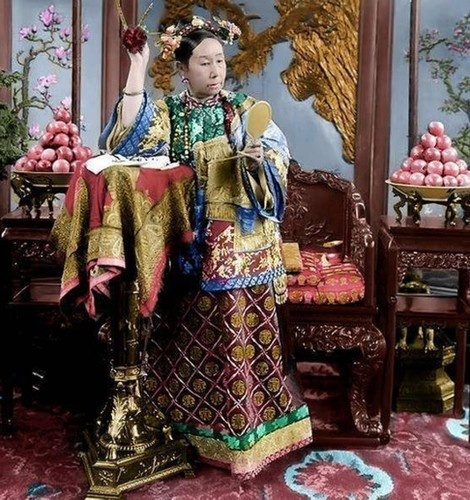 Ngay cả khi hoàng đế Đồng Trị và Quang Tự còn tại vị, Từ Hi Thái hậu vẫn nắm quyền khuynh đảo triều chính nhà Thanh trong suốt 47 năm. Với quyền lực lớn trong tay, bà hoàng này có cuộc sống cực kỳ xa hoa và tận hưởng nhiều đặc quyền. Thậm chí, bà còn làm nhiều hành động phi lý trong cuộc đời, ảnh hưởng tiêu cực đến sự phát triển của nhà Thanh.