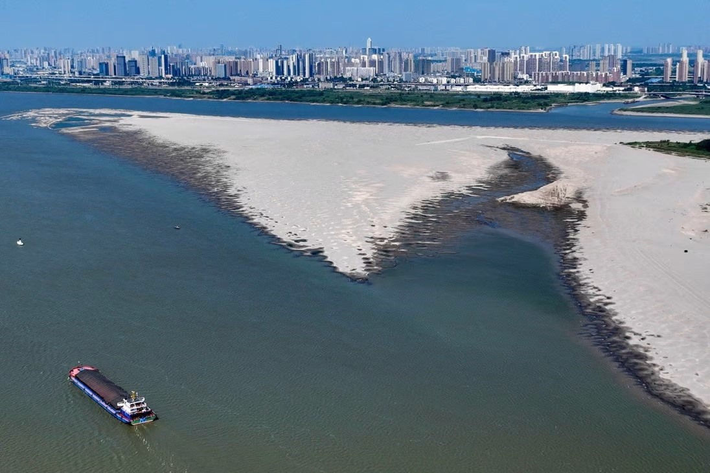 Sông Dương Tử, dài khoảng 6.380 km, là sông dài thứ 3 thế giới và có đa dạng sinh học phong phú.