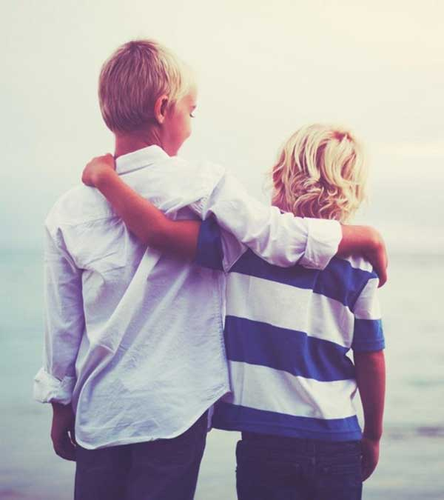 P.M sinh ra với ba vết bớt trùng khớρ với các thương tổn trên cơ thể anh trai. Cậu cũng bị mù mắt trái. Khi bắt đầu tập đi, cậu bé cũng đi tập tễnh một chân bên trái. Khoảng 4 tuổi rưỡi, cậu bé nói với mẹ rằng muốn trở về ngôi nhà cũ của họ. Ϲậu bé cũng nói về việc phẫu thuật điều trị đầu của anh trai mặc dù chưa bao giờ được nghe kể.