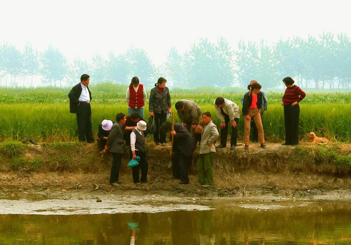Khi vật thể được đưa về nhà, tin đồn về vàng nhanh chóng lan truyền trong làng. Người dân đổ xô đến đào ao và phát hiện thêm 21 khối vàng. Tiểu thương xuất hiện để mua vàng, và cảnh sát phải điều tra vụ việc.