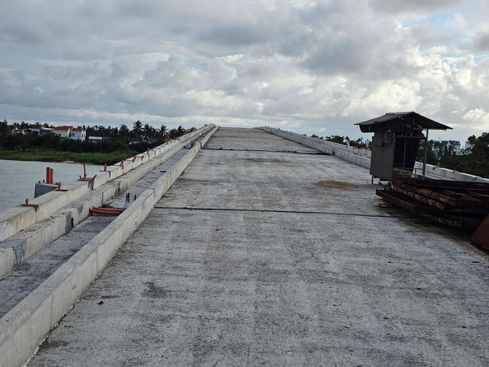 Cầu Thanh Nam được thiết kế có chiều dài 344m, rộng 10,5m cùng hệ thống đường dẫn dài gần 200m nối Cẩm Nam với phường Cẩm Châu.