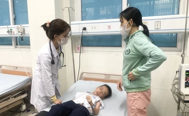 Lãnh đạo Bệnh viện Sản – Nhi tỉnh cho biết, bệnh viện tiếp nhận ca đầu tiên vào khoảng 14 giờ chiều. Sau đó, có nhiều học sinh khác cùng trường và có cùng triệu chứng được đưa vào bệnh viện cấp cứu. Tất cả học sinh đều cho biết, các cháu được một người lạ cho ăn một loại thạch không rõ nguồn gốc. Sau khi nhận tin báo từ người dân, Công an Quảng Ngãi cũng đã vào cuộc điều tra vụ việc.