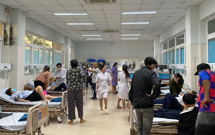 Trước đó, vào chiều 8/12, hàng chục học sinh ở Trường Tiểu học và THCS Trần Văn Trà được đưa đến Bệnh viện Sản – Nhi tỉnh Quảng Ngãi cấp cứu vì có các triệu chứng nghi do ngộ độc thực phẩm ăn "thạch lạ".