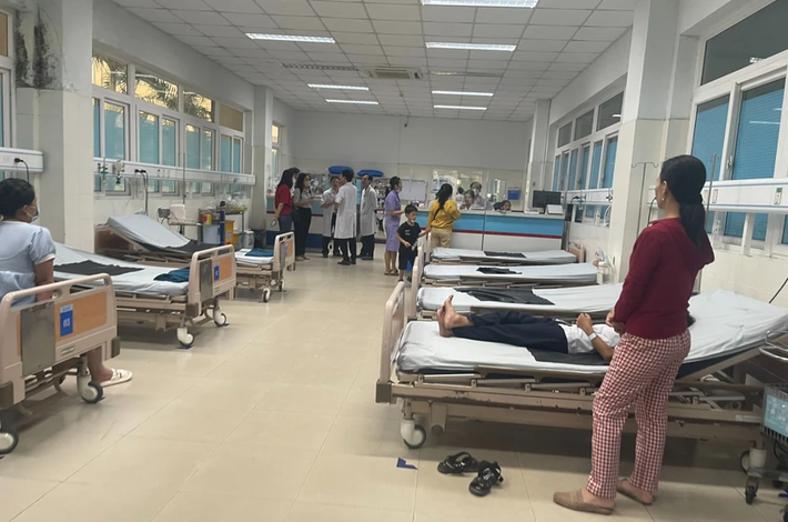 Hiện, vụ hàng chục học sinh nghi bị ngộ độc thực phẩm đang được các cơ quan chức năng điều tra làm rõ. Để đảm bảo ATTP tại các trường học, Phòng GD&ĐT TP Quảng Ngãi yêu cầu thủ trưởng các cơ sở giáo dục trên địa bàn thành phố tăng cường tuyên truyền về công tác bảo đảm ATTP thức ăn đường phố tại các buổi chào cờ đầu tuần, buổi sinh hoạt ngoại khóa, tuyên truyền, giáo dục về ATTP và thức ăn đường phố đối với học sinh bằng hình thức phù hợp tâm lý, lứa tuổi của học sinh; không cho học sinh mua, ăn các thực phẩm không rõ nguồn gốc trong trường học.
