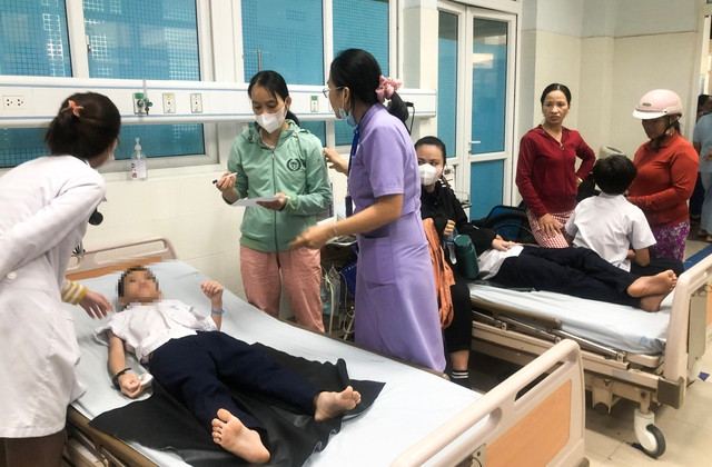 Các học sinh nhập viện trong tình trạng đau bụng, buồn nôn, mệt mỏi. Tất cả các em có các triệu chứng này sau khi ăn một loại thực phẩm giống thạch, do một người phụ nữ chưa rõ danh tính cho. Ngoài ra, còn có một số học sinh được đưa đến Trạm Y tế xã Tịnh Long để theo dõi.