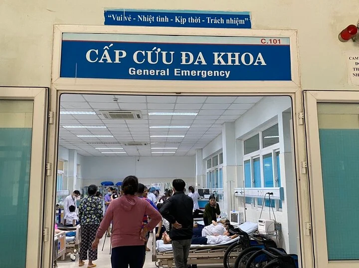 Ngày 9/12, Phòng Giáo dục và Đào tạo (GD&ĐT) TP Quảng Ngãi (tỉnh Quảng Ngãi) cho biết, đơn vị vừa có văn bản gửi các trường về việc tăng cường công tác đảm bảo an toàn thực phẩm (ATTP). Theo đó, trên địa bàn TP xuất hiện người lạ đến cổng trường phát thực phẩm không rõ nguồn gốc gây ngộ độc thực phẩm cho học sinh. Vụ việc vừa xảy ra tại Trường Tiểu học và THCS Trần Văn Trà (xã Tịnh Long, TP Quảng Ngãi) làm nhiều học sinh nhập viện.