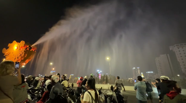 Bờ sông Hàn nêm chặt người dân và du khách xem Rồng phun lửa chào đón năm mới 2024.