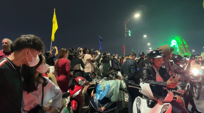 Từ 20h tối 31/12, hàng ngàn người dân Đà Nẵng và du khách đã đổ xô đến cầu Rồng để chờ xem cầu phun lửa, phun nước.