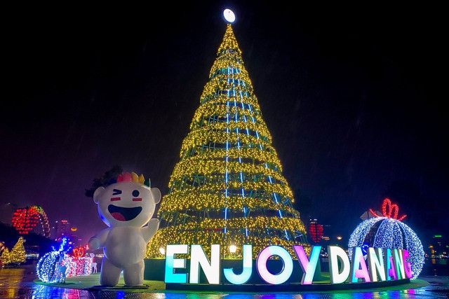 Mô hình “Cây ánh sáng” được lắp đặt tại khuôn viên phía bắc đầu Cầu Rồng, khu vực vỉa hè đường Trần Hưng Đạo, quận Sơn Trà (Đà Nẵng). Ảnh: Đức Hoàng