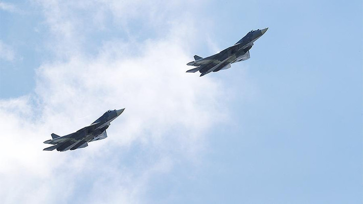 Rất may cho Không quân Mỹ đó là màu sơn của Su-57 lúc nào cũng cực kỳ đặc biệt và là màu sơn độc nhất, không có bất cứ một loại chiến đấu cơ nào khác của không quân Nga có màu sơn nguỵ trang tương tự như chiếc Su-57. Điều này ít ra cũng giúp phi công Mỹ không bị "loạn" trong lúc nhận dạng danh tính của Su-57 nếu giáp mặt trên không.