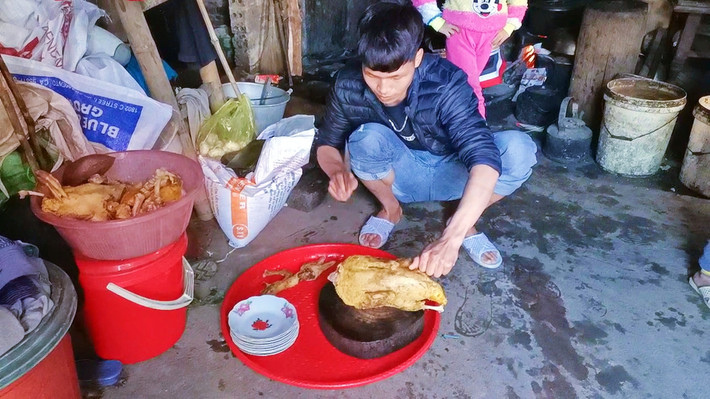 Anh Chìu Quay Héng – Thôn Ngàn Vàng Trên, xã Đồng Tâm cho biết, đã thành thông lệ, hằng năm, từ rằm tháng Chạp trở đi, bà con dân tộc Dao sẽ chọn ngày đẹp để tổ chức ăn Tết tại nhà trưởng họ (nhà tổ) - nơi thờ cúng tổ tiên của mỗi dòng họ người Dao. Mỗi gia đình khi đến ăn Tết sớm sẽ mang theo lễ vật (gà, thịt lợn, rượu, gạo nếp, hương, giấy vàng...) đến góp (hoặc góp tiền). Những gia đình ở cùng một thôn thì tất cả các thành viên cùng đến để giúp làm các công việc cần thiết.