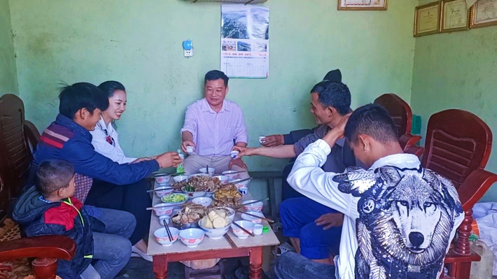 Từ giữa tháng 12 âm lịch bà con người Dao ở huyện Bình Liêu, Quảng Ninh đã rộn ràng đón Tết sớm. Có mặt tại thôn Ngàn Vàng Trên, xã Đồng Tâm, huyện Bình Liêu, mới cảm nhận rõ nét không khí rộn ràng đón Tết sớm của bà con nơi đây.