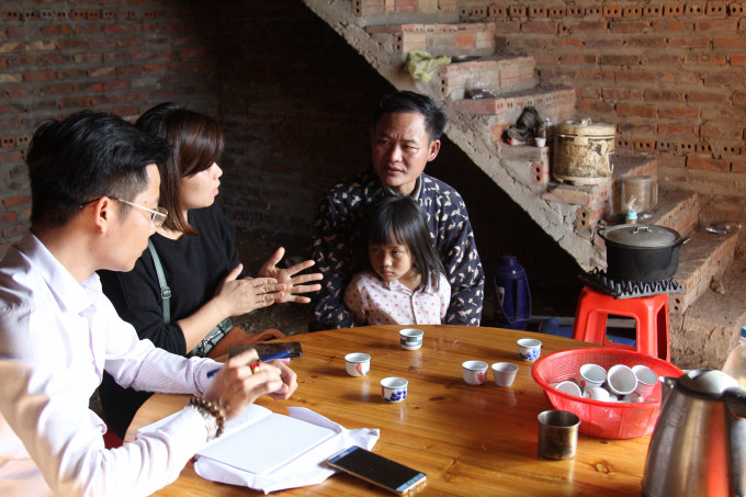 Cũng trong khoảng thời gian từ Rằm tháng Chạp trở đi, các gia đình lại tất bật dọn dẹp nhà cửa và gọi anh em trong thôn đến giúp mổ lợn, thịt gà, gói bánh…để cùng dòng họ đón Tết sớm.
