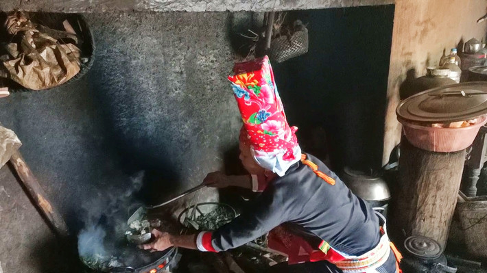 Bà Lý Thị Hoa – Thôn Ngàn Phe, xã Đồng Tâm chia sẻ: “Mỗi nhà tùy vào điều kiện, có thể thịt lợn, gà, ngan… rồi mời anh em họ hàng và hàng xóm đến chung vui. Chúng tôi cùng nhau ăn Tết như vậy cho đến hết rằm tháng Giêng. Đặc biệt, người Dao Thanh Y nhà nào cũng treo ảnh Bác Hồ ở nơi trang trọng nhất và treo cờ Tổ quốc trên cột cao ở ngoài sân, hoặc trước cửa nhà".